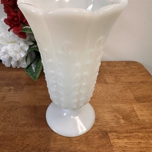 Vintage E O Brody Milk Glass Vase Leaf Feather Pattern Pedestal White Wedding - Picture 4 of 8